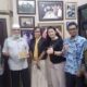 FIRMA konsultan dari Synergy Policies berfoto bersama Wanpenjab Harian Waspada, H Sofyan Harahap, Redaktur Pelaksana Nonberita DR Dedy Syahputra, dan Humas DR H Erwan Efendi Harahap di kantor Harian Waspada, Kamis (17/11). Waspada/Partono Budy