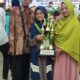 Kirana menerima tropi dari Panitia FASI Provinsi Aceh, Kamis (10/11) malam. Waspada/Ist