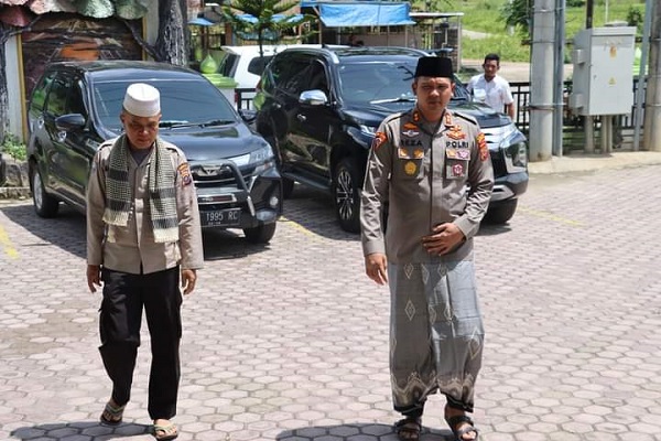 Kapolres Madina Kumandangkan Azan Kapolres Madina Kumandangkan Azan