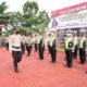 Kapolres Simalungun AKBP Ronald FC Sipayung sedang memeriksa barisan saat Apel Penanggulangan Bencana Alam di Wilayah Kabupaten Simalungun, yabg digelar di halaman Mako Polres Simalungun, Senin (14/11).(Waspada/ist)