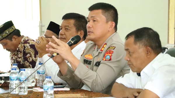 Bupati Simalungun, Kapolres bersama dengan pimpinan Ormas Islam, MUI, FKUB, IKEIS, DMI, foto bersama usai melakukan konferensi pers, Selasa (15/11/2022). Waspada/Hasuna Damanik