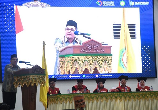 Wisuda SMTI Banda Aceh, Bakri Siddiq Ingatkan Revolusi Industri 4.0 Wisuda SMTI Banda Aceh, Bakri Siddiq Ingatkan Revolusi Industri 4.0