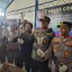 Kepala Kantor Pengawasan dan Pelayanan Bea dan Cukai Tipe Madya Pabean (KPPBC TMP) C Kuala Langsa, Sulaiman, bersama Kapolres saat memperlihatkan barang selundupan ilegal yang berhasil disita pihaknya, Jumat (18/11) sore. Waspada/Rapian