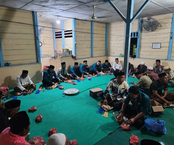 Ruman Aceh salurkan donasi ke lokasi banjir bandang di Aceh Tenggara, Jumat (18/11/22). (Waspada/Ist)