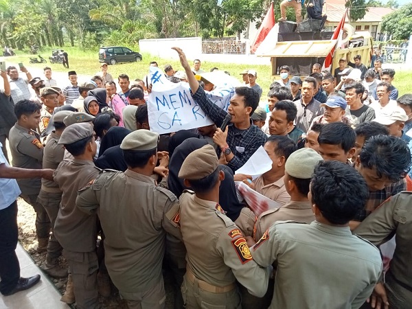 Masyarakat Minta DPRD Pertegas Siapa Bupati Palas Masyarakat Minta DPRD Pertegas Siapa Bupati Palas