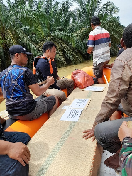 Tim SAR saat melakukan proses evakuasi jenazah dengan menggunakan boat dari mobil ambulan untuk dibawa ke mobil ambulan yang di datangkan dari Kota Langsa, Kamis (3/11). Waspada.id/ist