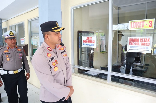AKBP Bramanti Agus Suyono SH Sidak Di Kantor Samsat dan Satpas Aceh Tenggara. Waspada/Seh Muhammad Amin