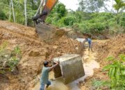 Satgas TMMD ke-115 Kodim 0102/Pidie memasang box culvert di lokasi jalan yang baru dibuka di Gampong Trieng Cudo Baroeh, Kecamatan Tiro/Truseb, Kabupaten Pidie, Minggu (7/11) Waspada/IST