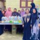 Ketua Alkiswah Langsa, Elvina bersama anggotanya saat menyalurkan bantuan kepada korban musibah banjir di Kota Langsa, Minggu (6/11) petang. Waspada/Rapian
