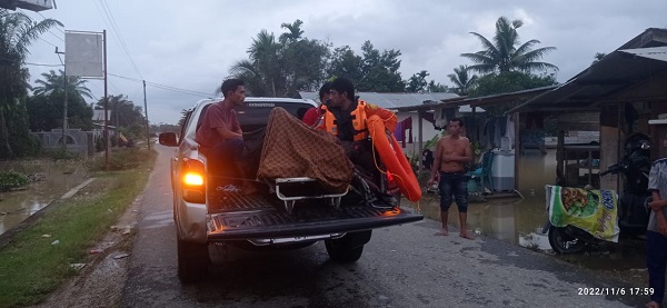 BSI Humanity dan Satgas Search And Rescue (SAR) Langsa, berhasil mengevakuasi Sutrisno, 84, warga Desa Suka Mulia, Kecamatan Bendahara, Kabupaten Aceh Tamiang, Minggu (6/11) petang. Waspada/Rapian