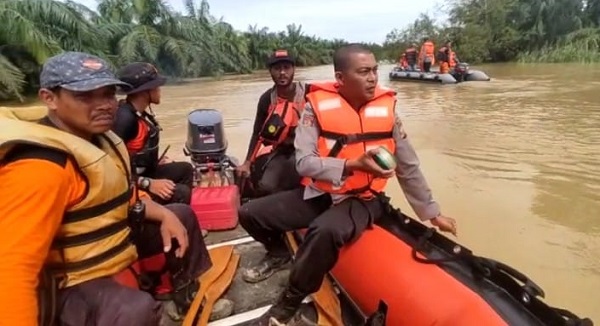 Tim Gabungan SAR Sisir Sungai Bayeun Cari Korban Terseret Arus