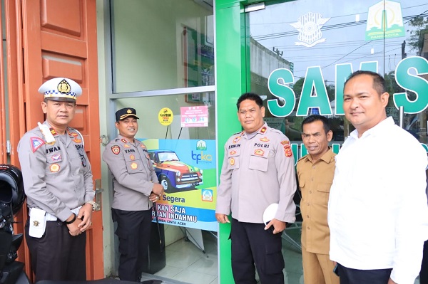 KAPOLRES, AKBP Muhammad Yanis, SIK, MH (dua kiri) foto bersama dengan Waka, Kasat Lantas dan petugas terkait di Samsat Subulussalam. Waspada/Ist.