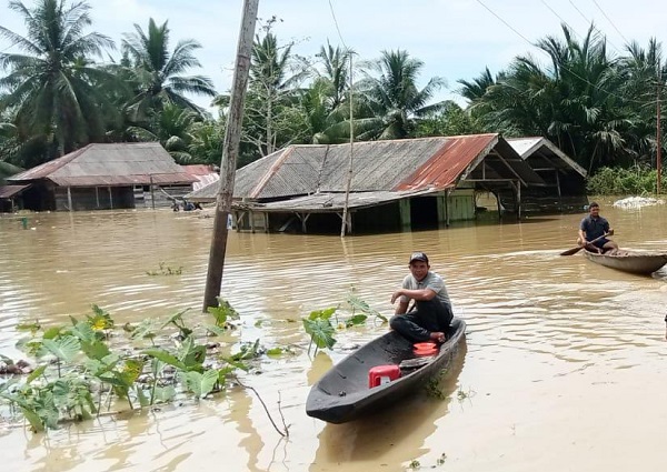 BANJIR ACEH TIMUR: Warga menyelamatkan diri dengan menggunakan sampan setelah rumahnya dikepung banjir dadakan di Gampong Cek Mbon, Peureulak, Aceh Timur, Senin (7/11). Waspada/Ist.