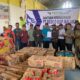 BANTUAN SEMBAKO: Pihak PT Medco EP Malaka, menyerahkan bantuan sembako ke Pemkab Aceh Tamiang di Posko Siaga Bencana Banjir Aceh Tamiang, Senin (7/11). Waspada/Ist.