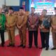 BUPATI Deliserdang H.Ashari Tambunan (2 dari kiri), Wakil Bupati HMA Yusuf Siregar (paling kanan) , mantan Wakil Bupati Deliserdang 2 periode H.Zainuddin Mars (2 dari kanan) diabadikan bersama Sekdakab Deliserdang H.Timur Tumanggor, S.Sos, MAP, (3 dari kiri), mantan Sekdakab Deliserdang Darwin Zein (tengah) dan H.Asrin Na'im (paling kiri) usai pelantikan di Aula Cendana lantai II Kantor Bupati, Selasa (1/11). (Waspada.id/Khairul K Siregar/B)