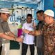 Pembina Nazir Baitul Mal Aceh Sayed Muhammad Husen (pakai topi putih) menyaksikan air RO produksi Alma' di Kabupaten Aceh Barat, Senin (07/11/22). (Waspada/Ist)