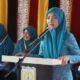 Pj. Ketua Tim Penggerak PKK Aceh Ayu Marzuki, saat menyampaikan sambutan pada pembinaan kepada kader PKK Gampong Geuceu Meunara, Kecamatan Jaya Baru, Kota Banda Aceh, Senin (7/11). (Waspada/Zafrullah)