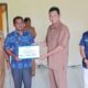 Plt. Kepala Sekretariat Baitul Mal Aceh Utara, Rakhmat Setiadi, M.A.P, Senin (7/11) menyerahkan bantuan sosial pasca banjir untuk warga miskin di Kecamatan Matangkuli. Waspada/Ist