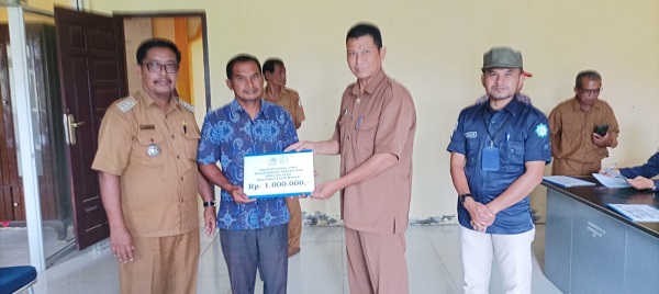 Plt. Kepala Sekretariat Baitul Mal Aceh Utara, Rakhmat Setiadi, M.A.P, Senin (7/11) menyerahkan bantuan sosial pasca banjir untuk warga miskin di Kecamatan Matangkuli. Waspada/Ist
