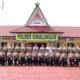 Kapolres Simalungun AKBP Ronald FC Sipayung bersama PJU Polres Simalungun foto bersama dengan 27 siswa SEBA SPN Hinai di depan Mako Polres Simalungun di Pamatang Raya, Senin (7/11). Waspada/Ist
