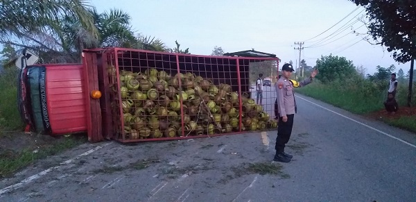 Truk pengangkut LPG terbalik.Waspada/Sumarsono