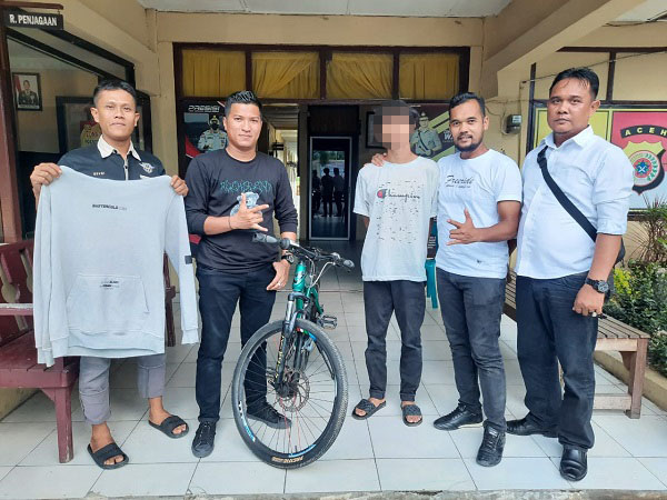 Tersangka bersama barang bukti saat diamankan di Mapolsek Langsa Barat, Selasa (8/11). Waspada/dede