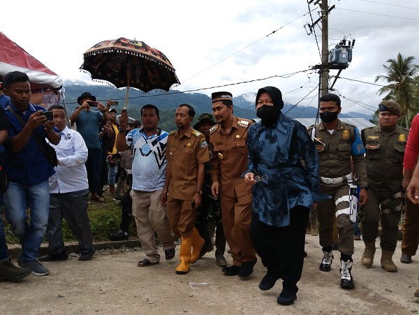 Menteri Sosial, Tri Rismaharini dampingi Penjabat Bupati, Syakir serta rombongan berjalan kaki menuju ke posko korban banjir bandang di Desa Rambung Teldak, Waspada/Seh Muhammad Amin