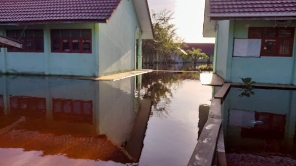 Kondisi banjir yang menggenangi halaman sekolah di MTSN Singkil Desa Pulo Sarok Singkil, Selasa (8/11). WASPADA/ist.