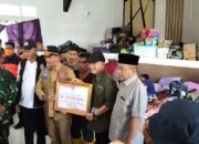 Kepala BNPB Letnan Jenderal TNI Suharyanto menyerahkan secara simbolis bantuan dana Rp250 juta kepada Bupati Aceh Tamiang, Mursil yang didampingi Ketua DPRK, Suprianto,ST pada Selasa (8/11) di lokasi pengungsian Gedung Nasional Kualasimpang.(Waspada/Yusri).