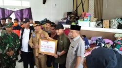 Kepala BNPB Letnan Jenderal TNI Suharyanto menyerahkan secara simbolis bantuan dana Rp250 juta kepada Bupati Aceh Tamiang, Mursil yang didampingi Ketua DPRK, Suprianto,ST pada Selasa (8/11) di lokasi pengungsian Gedung Nasional Kualasimpang.(Waspada/Yusri).