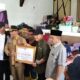Kepala BNPB Letnan Jenderal TNI Suharyanto menyerahkan secara simbolis bantuan dana Rp250 juta kepada Bupati Aceh Tamiang, Mursil yang didampingi Ketua DPRK, Suprianto,ST pada Selasa (8/11) di lokasi pengungsian Gedung Nasional Kualasimpang.(Waspada/Yusri).