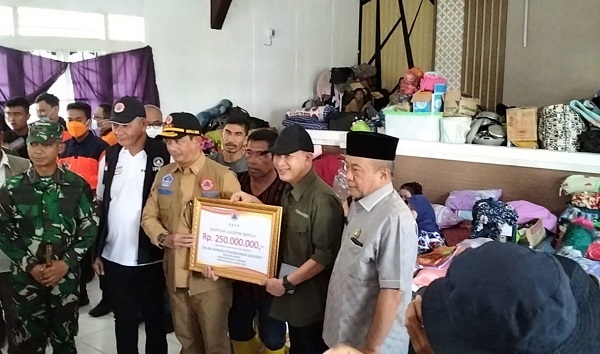 Kepala BNPB Letnan Jenderal TNI Suharyanto menyerahkan secara simbolis bantuan dana Rp250 juta kepada Bupati Aceh Tamiang, Mursil yang didampingi Ketua DPRK, Suprianto,ST pada Selasa (8/11) di lokasi pengungsian Gedung Nasional Kualasimpang.(Waspada/Yusri).