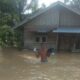 TERJEBAK BANJIR: Warga yang terjebak banjir mencoba menyelamatkan diri di Rantau Selamat, Kabupaten Aceh Timur, Selasa (8/11). Waspada/M Ishak