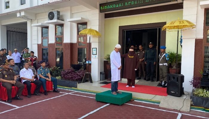 Kejari Sabang Cambuk Pelanggar Syariat Islam