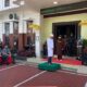 Seorang pelanggar Syariat Islam sedang menjalani hukuman cambuk di halaman Kantor Kejari Sabang, Kamis (9/11). Waspada/Ist