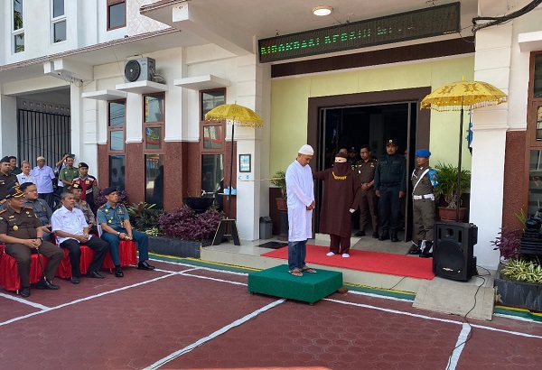 Seorang pelanggar Syariat Islam sedang menjalani hukuman cambuk di halaman Kantor Kejari Sabang, Kamis (9/11). Waspada/Ist
