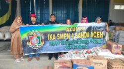 Ketua IKA SMPN 4 Banda Aceh, Laksamana Muda (Laksda) Purn. Jufri, melalui AKBP (Purn) H Basri SH MH, saat menyalurkan bantuan untuk korban banjir Aceh Tamiang, Selasa (8/11) kemarin di Posko Induk. Waspada/Rapian