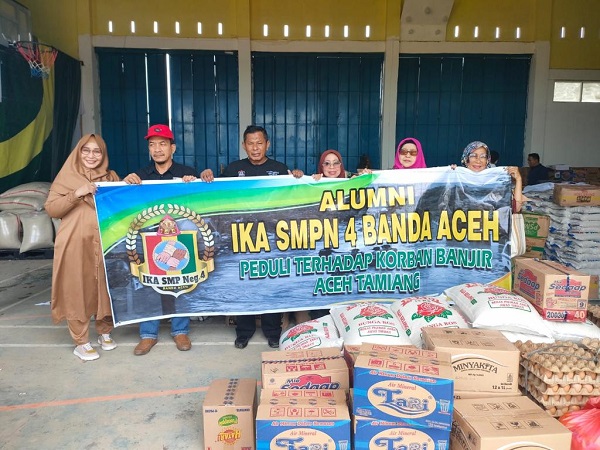 Ketua IKA SMPN 4 Banda Aceh, Laksamana Muda (Laksda) Purn. Jufri, melalui AKBP (Purn) H Basri SH MH, saat menyalurkan bantuan untuk korban banjir Aceh Tamiang, Selasa (8/11) kemarin di Posko Induk. Waspada/Rapian
