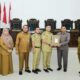 Ketua DPRD, Indra Surya Bakti Simatupang, SH. M.kn menerima nota pengantar R-APBD 2023 dari Bupati Labura, Hendriyanto Sitorus, SE.MM di ruang sidang paripurna, Selasa (1/11). (Waspada.id/Ist)