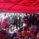 Mensos RI, Tri Rismaharini saat membagikan bingkisan untuk anak-anak korban banjir di posko pengungsian halaman Kantor Camat Bendahara,KabupatenAceh Tamiang. Waspada/Ist