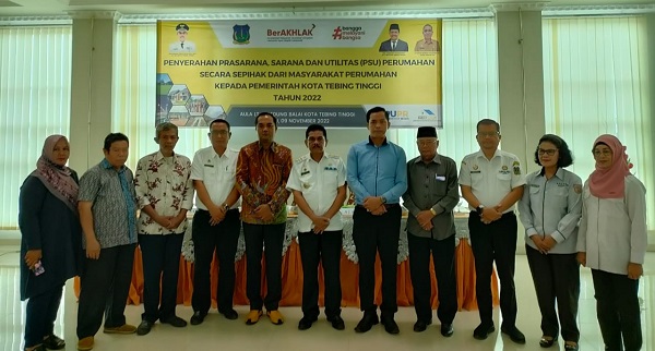 Pj Wali Kota Tebingtinggi, Muhammad Dimiyathi, S.Sos, M.TP saat berfoto bersama seluruh tamu yang menghadiri acara penyerahan PSU dari masyarakat perumahan kepada Pemko Tebingtinggi. Waspada/Kristian Brahmana
