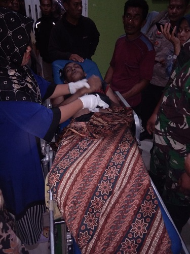 Mayat Aidil Novian saat diperiksa di Puskesmas Kuala Makmur, Rabu (9/11) malam. Waspada/Ist