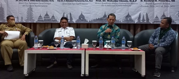 Syahrul Pasaribu bersama perwakilan Kemendagri dan Kemendes menjadi narasumber seminar nasional PB HMI di D'Hotel Jakarta. (Waspada/Ist)
