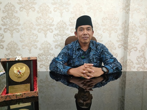 Ketua STAIN Madina Dr H Sumper Mulia Harahap M.Ag saat diruang kerjanya. Waspada/Ali Anhar Harahap