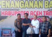 Bupati Aceh Tamiang, H.Mursil yang menerima barang bantuan untuk warga korban banjir Aceh Tamiang yang diserahkan oleh Manager PT. Rapala Kebun Aceh Tamiang, M.Arif, Rabu (9/11) sore. Waspada/ Muhammad Hanafiah
