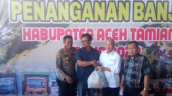 Bupati Aceh Tamiang, H.Mursil yang menerima barang bantuan untuk warga korban banjir Aceh Tamiang yang diserahkan oleh Manager PT. Rapala Kebun Aceh Tamiang, M.Arif, Rabu (9/11) sore. Waspada/ Muhammad Hanafiah