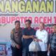 Bupati Aceh Tamiang, H.Mursil yang menerima barang bantuan untuk warga korban banjir Aceh Tamiang yang diserahkan oleh Manager PT. Rapala Kebun Aceh Tamiang, M.Arif, Rabu (9/11) sore. Waspada/ Muhammad Hanafiah