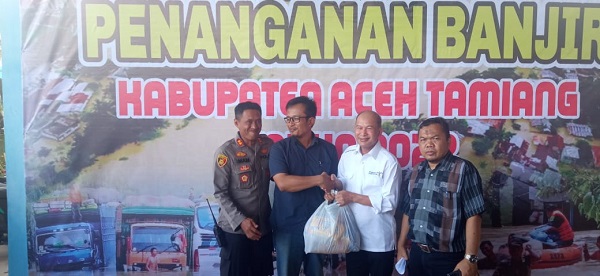Bupati Aceh Tamiang, H.Mursil yang menerima barang bantuan untuk warga korban banjir Aceh Tamiang yang diserahkan oleh Manager PT. Rapala Kebun Aceh Tamiang, M.Arif, Rabu (9/11) sore. Waspada/ Muhammad Hanafiah