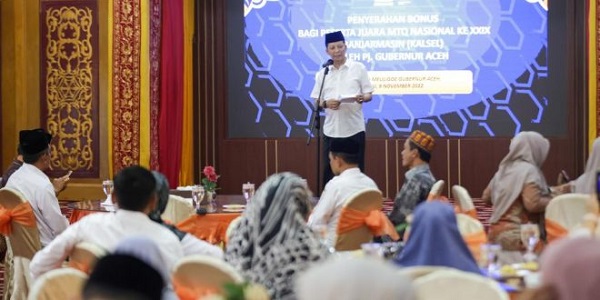 Pj. Gubernur Aceh, Achmad Marzuki, saat memberikan sambutan dan arahan pada acara penyerahan bonus bagi peserta juara MTQ Nasional ke XXIX Banjarmasin, Kalsel, di Restoran Meuligoe Gubernur Aceh, Rabu, (9/11) sore. (Waspada/Zafrullah)