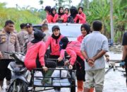 Ketua Bhayangkari Bantu Warga Lingkungan Ponpes Terdampak Banjir